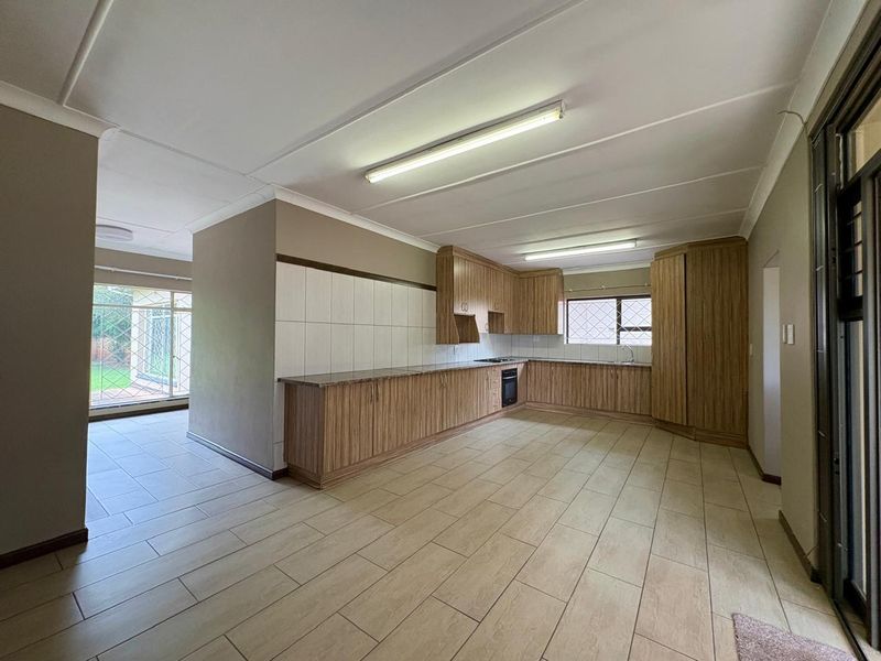 Stunning 3-Bedroom Family Home for Sale in Sonneveld Estate - Photo 6