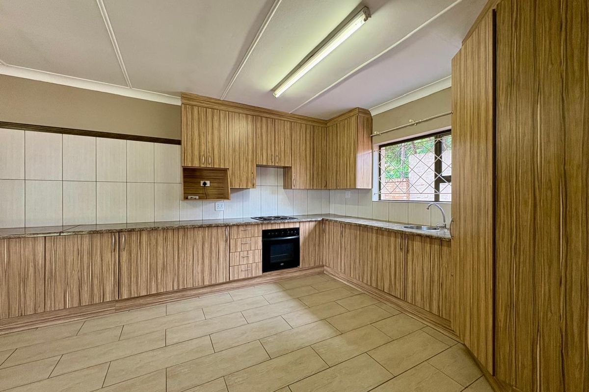 Stunning 3-Bedroom Family Home for Sale in Sonneveld Estate - Photo 4