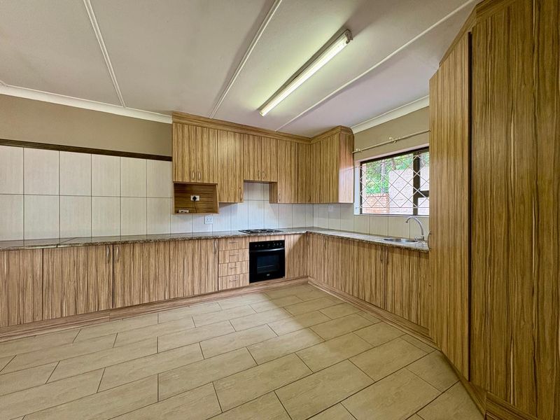 Stunning 3-Bedroom Family Home for Sale in Sonneveld Estate - Photo 4