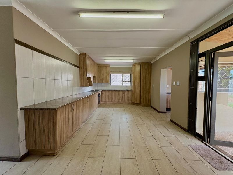 Stunning 3-Bedroom Family Home for Sale in Sonneveld Estate - Photo 1