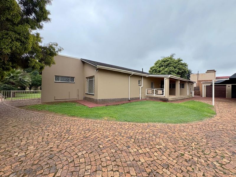 Stunning 3-Bedroom Family Home for Sale in Sonneveld Estate - Photo 4
