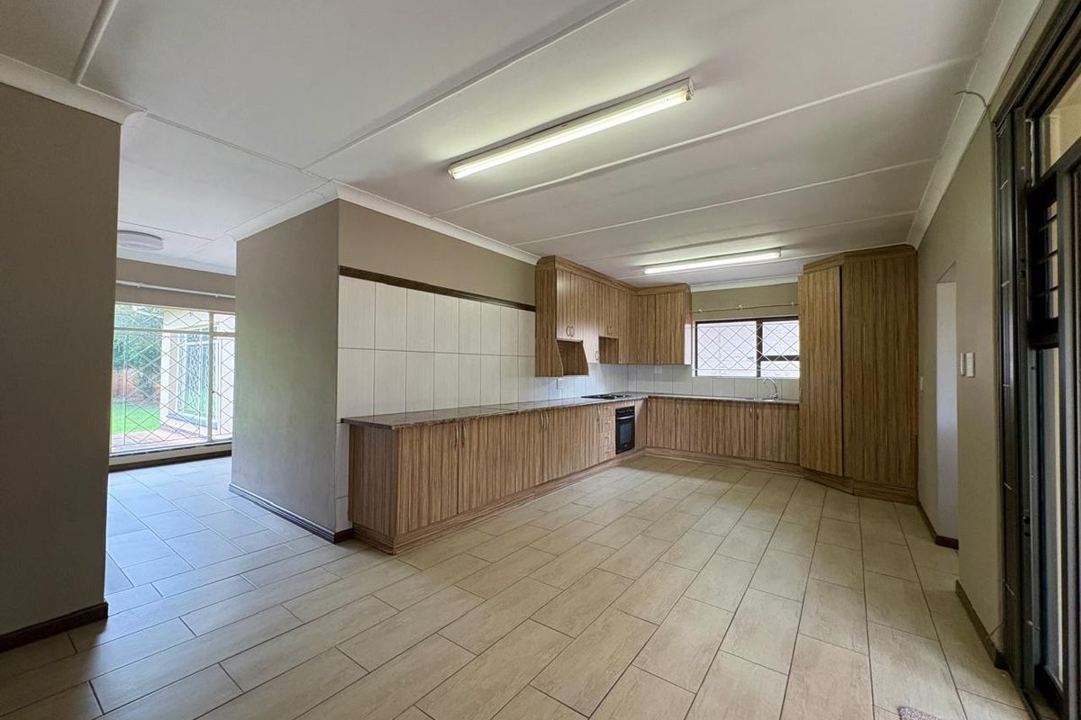 Stunning 3-Bedroom Family Home for Sale in Sonneveld Estate - Photo 2