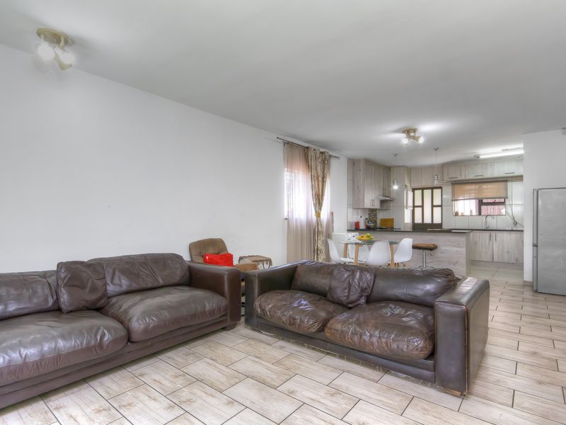 PRICE REDUCED!! PERFECT LOCK UP AND GO DUPLEX TOWNHOUSE IN SECURE COMPLEX IN A BOOMED OFF ROAD... - Photo 10