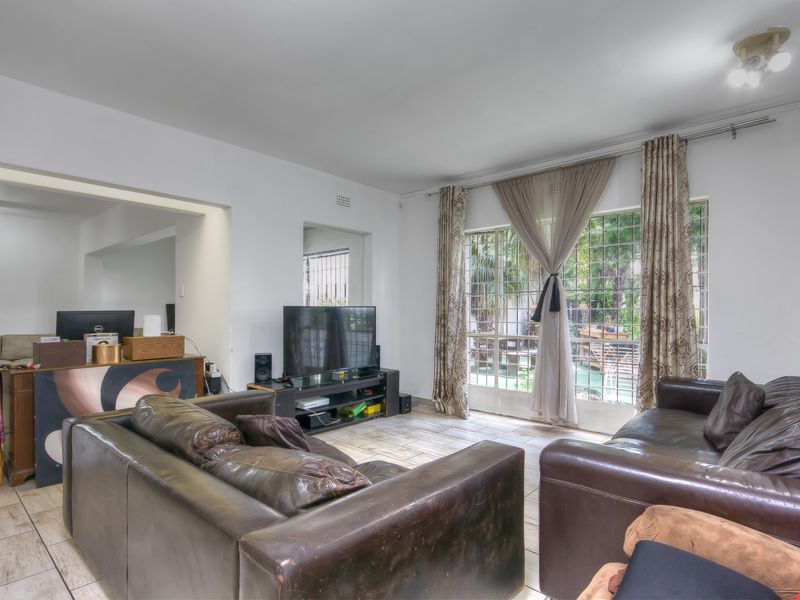 PRICE REDUCED!! PERFECT LOCK UP AND GO DUPLEX TOWNHOUSE IN SECURE COMPLEX IN A BOOMED OFF ROAD... - Photo 9