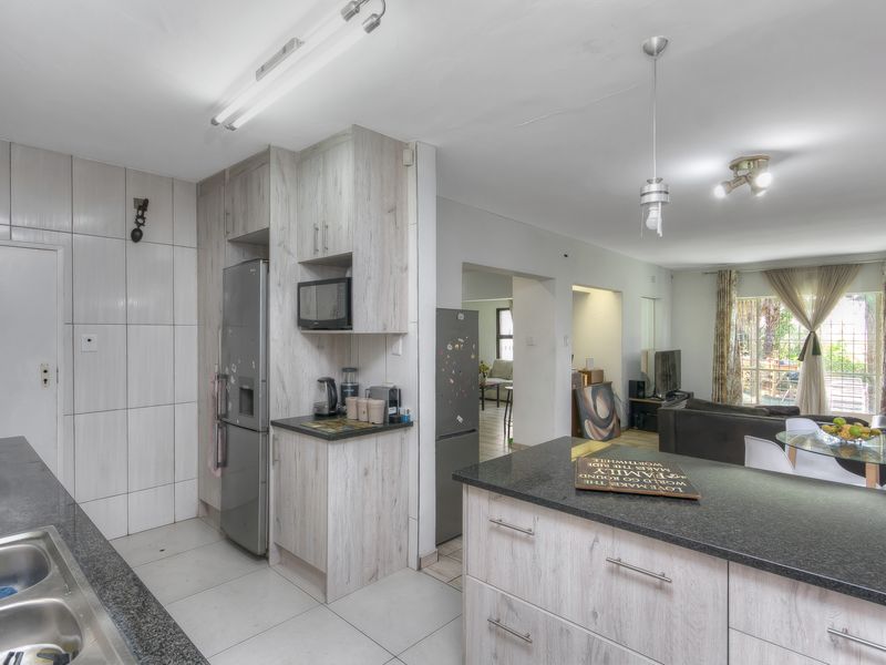 PRICE REDUCED!! PERFECT LOCK UP AND GO DUPLEX TOWNHOUSE IN SECURE COMPLEX IN A BOOMED OFF ROAD... - Photo 7