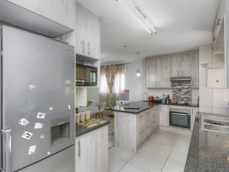 PRICE REDUCED!! PERFECT LOCK UP AND GO DUPLEX TOWNHOUSE IN SECURE COMPLEX IN A BOOMED OFF ROAD... - Photo 6