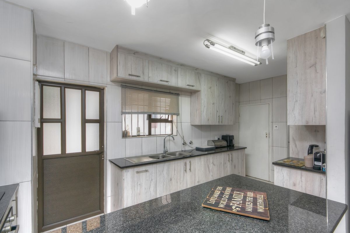 PRICE REDUCED!! PERFECT LOCK UP AND GO DUPLEX TOWNHOUSE IN SECURE COMPLEX IN A BOOMED OFF ROAD... - Photo 4