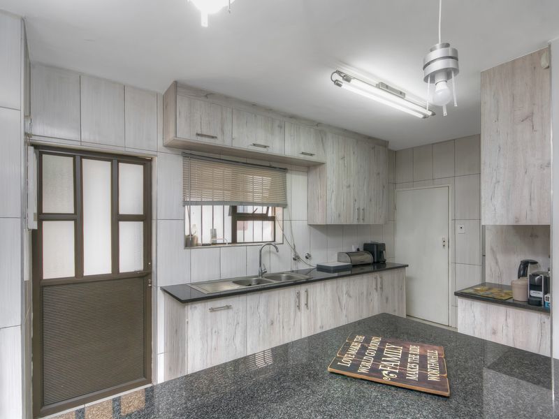 PRICE REDUCED!! PERFECT LOCK UP AND GO DUPLEX TOWNHOUSE IN SECURE COMPLEX IN A BOOMED OFF ROAD... - Photo 4