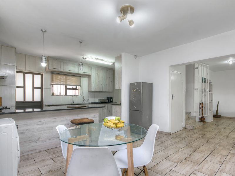 PRICE REDUCED!! PERFECT LOCK UP AND GO DUPLEX TOWNHOUSE IN SECURE COMPLEX IN A BOOMED OFF ROAD... - Photo 8