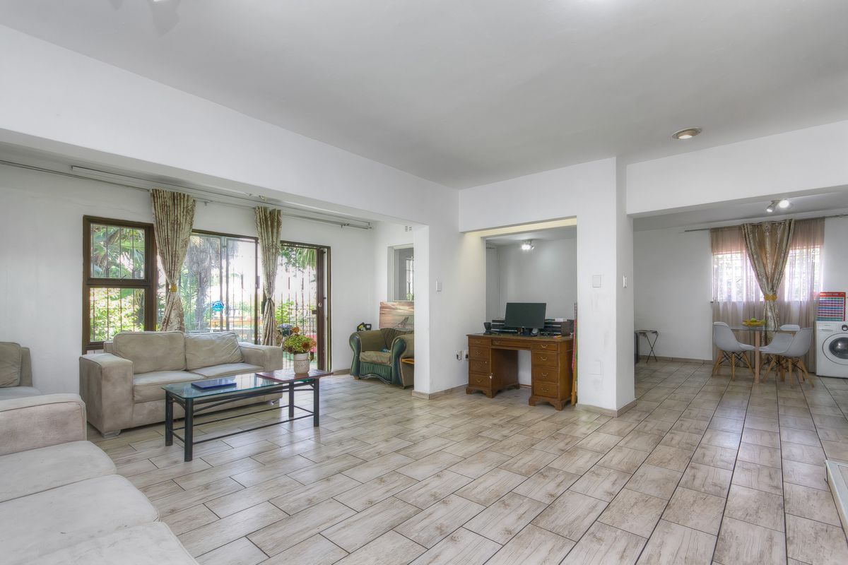 PRICE REDUCED!! PERFECT LOCK UP AND GO DUPLEX TOWNHOUSE IN SECURE COMPLEX IN A BOOMED OFF ROAD... - Photo 3