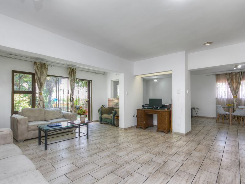 PRICE REDUCED!! PERFECT LOCK UP AND GO DUPLEX TOWNHOUSE IN SECURE COMPLEX IN A BOOMED OFF ROAD... - Photo 3