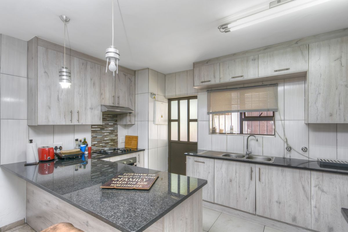 PRICE REDUCED!! PERFECT LOCK UP AND GO DUPLEX TOWNHOUSE IN SECURE COMPLEX IN A BOOMED OFF ROAD... - Photo 5