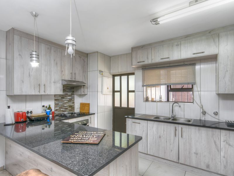 PRICE REDUCED!! PERFECT LOCK UP AND GO DUPLEX TOWNHOUSE IN SECURE COMPLEX IN A BOOMED OFF ROAD... - Photo 5