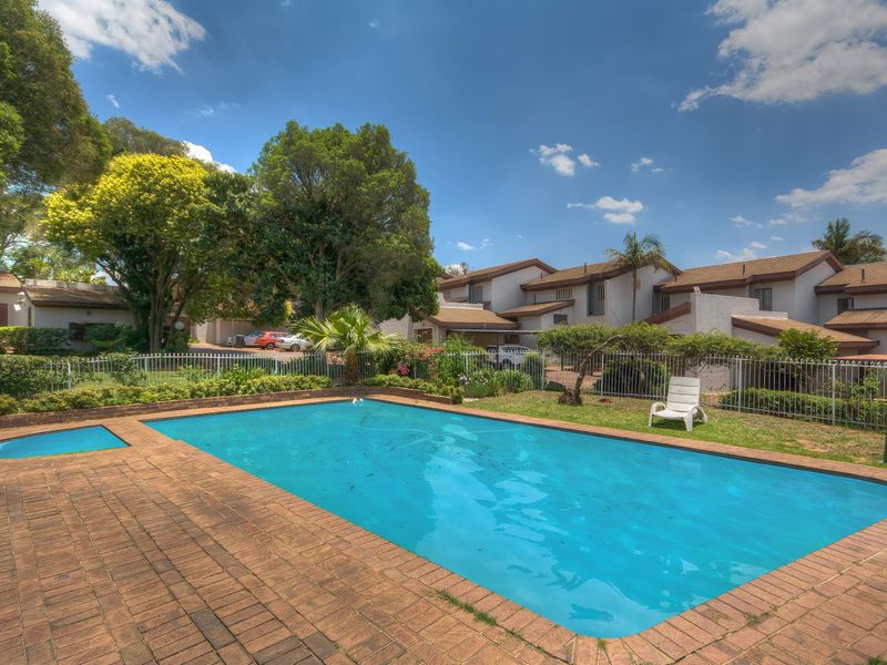 PRICE REDUCED!! PERFECT LOCK UP AND GO DUPLEX TOWNHOUSE IN SECURE COMPLEX IN A BOOMED OFF ROAD... - Photo 2