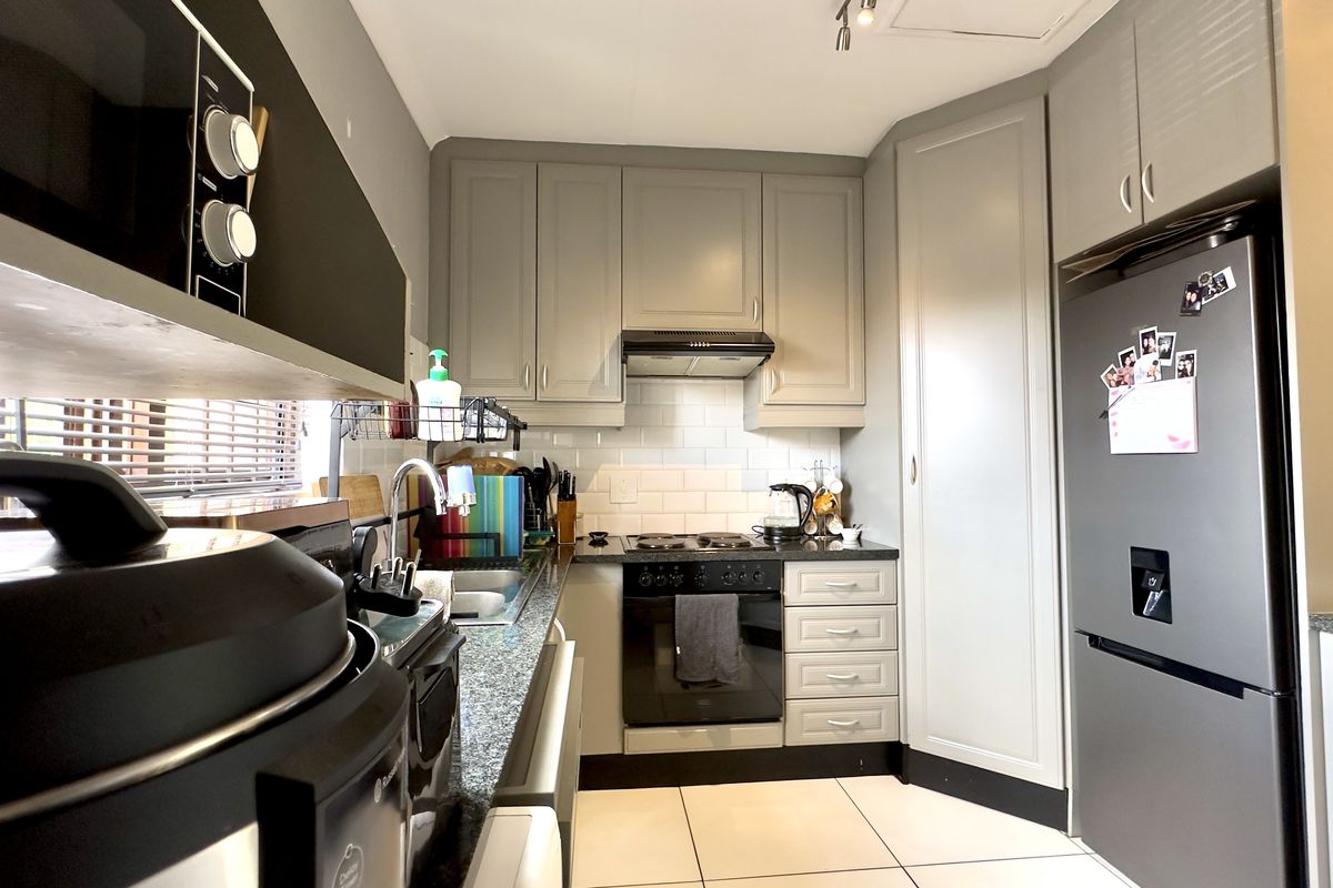 Modern 3-Bedroom Duplex in Secure Complex with Garden & Great Amenities in Douglasdale - Photo 2