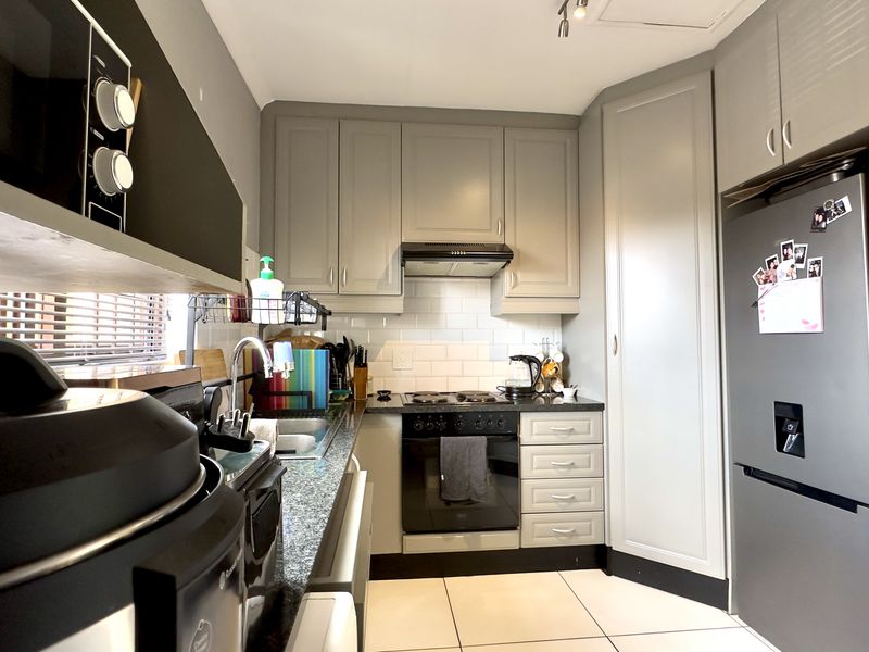 Modern 3-Bedroom Duplex in Secure Complex with Garden & Great Amenities in Douglasdale - Photo 2