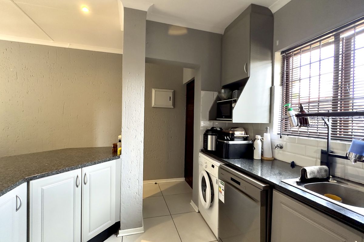 Modern 3-Bedroom Duplex in Secure Complex with Garden & Great Amenities in Douglasdale - Photo 5