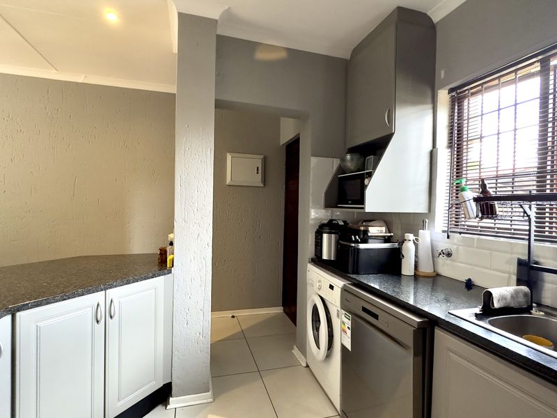 Modern 3-Bedroom Duplex in Secure Complex with Garden & Great Amenities in Douglasdale - Photo 5