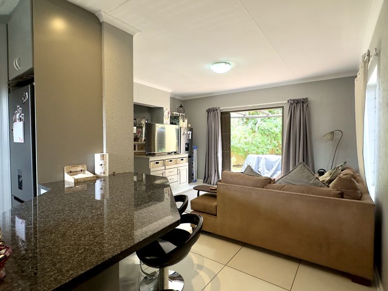 Modern 3-Bedroom Duplex in Secure Complex with Garden & Great Amenities in Douglasdale - Photo 8
