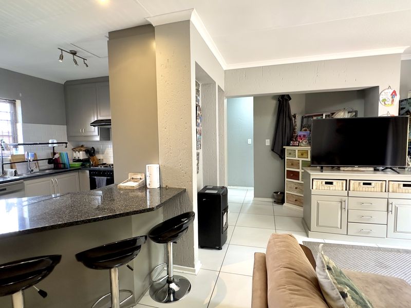 Modern 3-Bedroom Duplex in Secure Complex with Garden & Great Amenities in Douglasdale - Photo 7