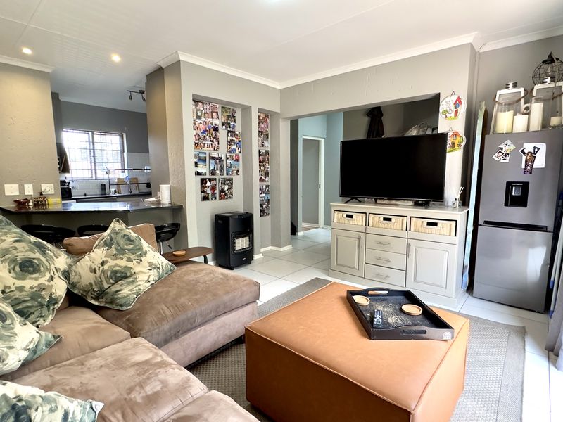 Modern 3-Bedroom Duplex in Secure Complex with Garden & Great Amenities in Douglasdale - Photo 9