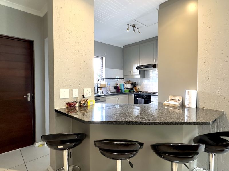 Modern 3-Bedroom Duplex in Secure Complex with Garden & Great Amenities in Douglasdale - Photo 6