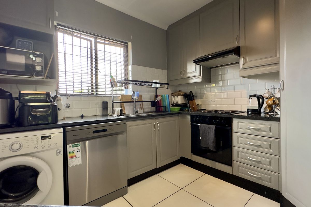 Modern 3-Bedroom Duplex in Secure Complex with Garden & Great Amenities in Douglasdale - Photo 3