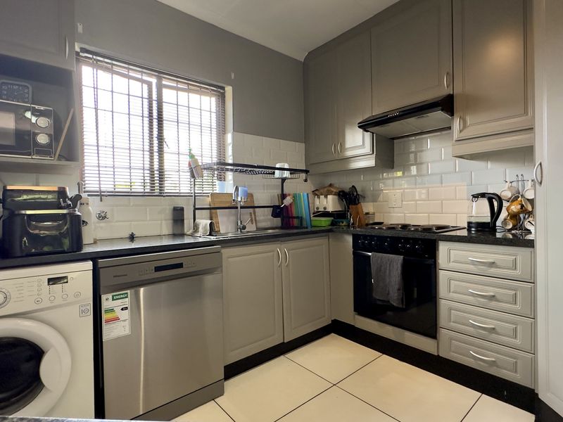 Modern 3-Bedroom Duplex in Secure Complex with Garden & Great Amenities in Douglasdale - Photo 3