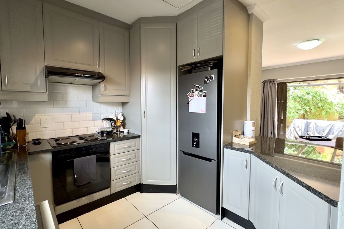 Modern 3-Bedroom Duplex in Secure Complex with Garden & Great Amenities in Douglasdale - Photo 4