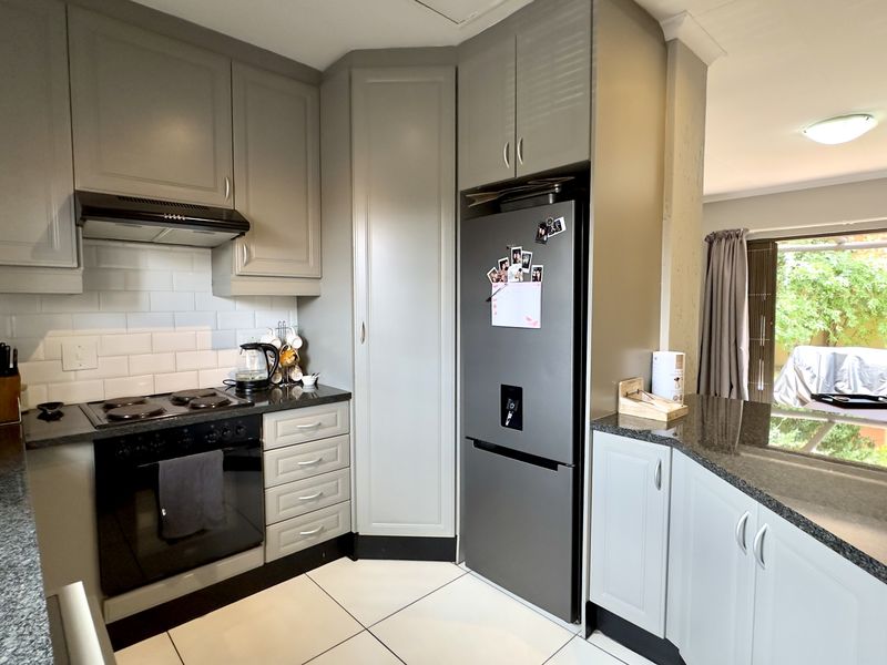 Modern 3-Bedroom Duplex in Secure Complex with Garden & Great Amenities in Douglasdale - Photo 4