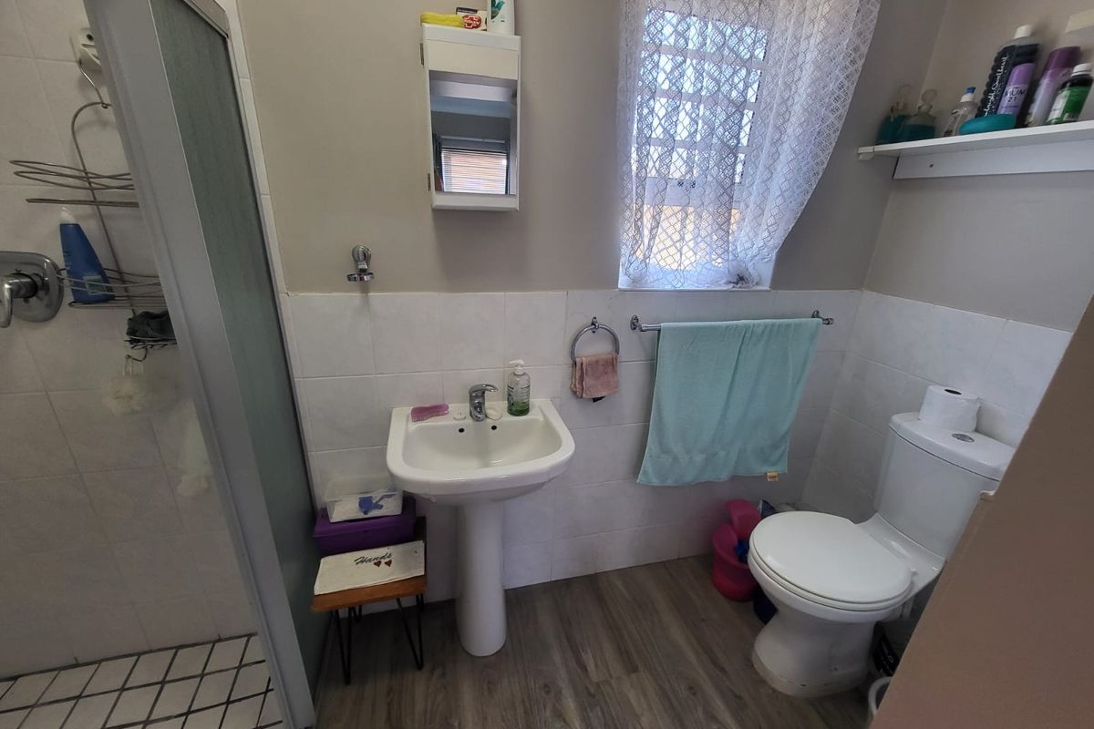 Modern 1 Bedroom Renovated Unit in Secure Retirement Village - Photo 5