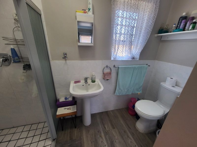 Modern 1 Bedroom Renovated Unit in Secure Retirement Village - Photo 5