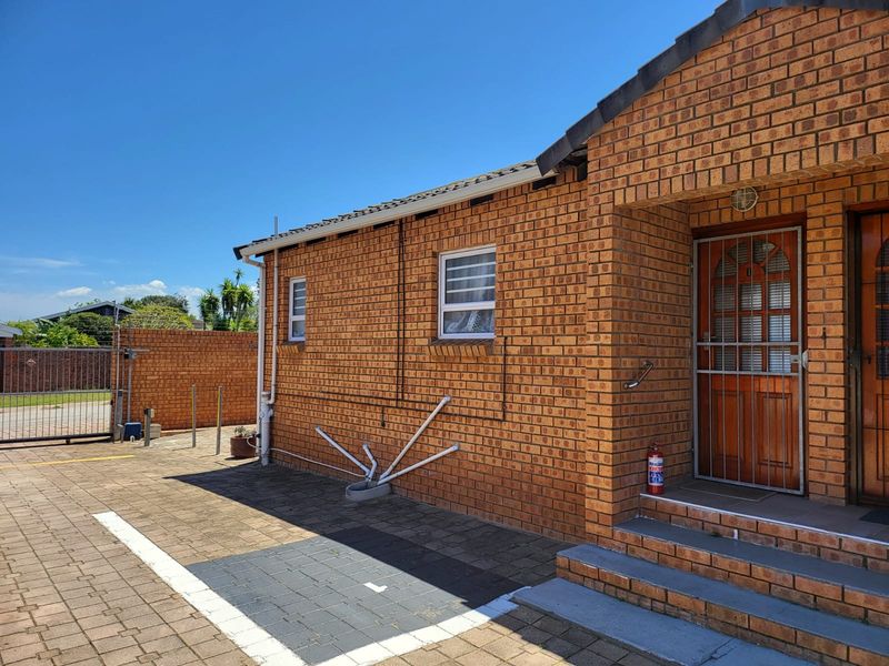 Modern 1 Bedroom Renovated Unit in Secure Retirement Village - Photo 8