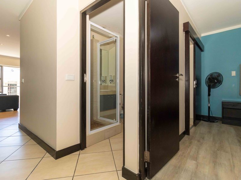 Luxury One-Bedroom with Iconic Views - Photo 2