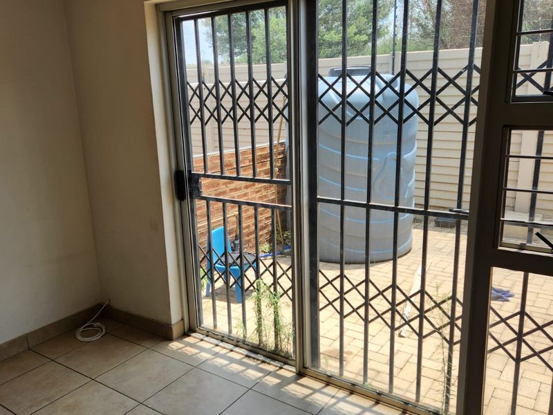 Apartment For Sale In Witbank - Photo 5