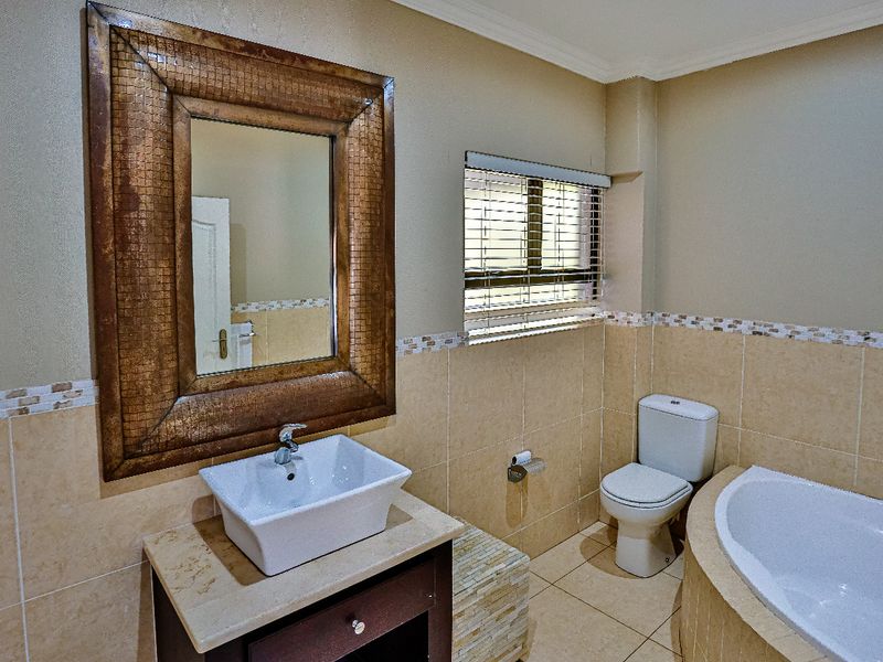 Sophisticated Designer Residence in a Zimbali Estate - Photo 7