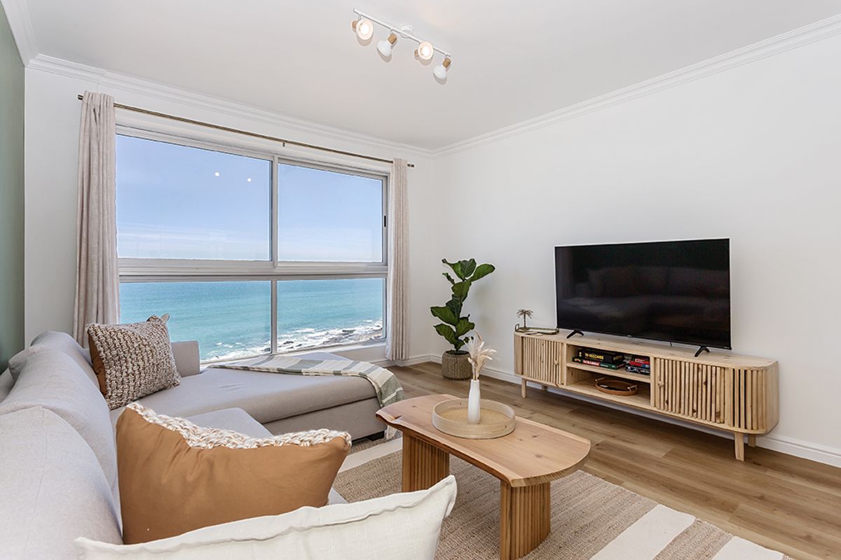 Stunning 2 bedroom high-rise with panoramic ocean & mountain views - Photo 4