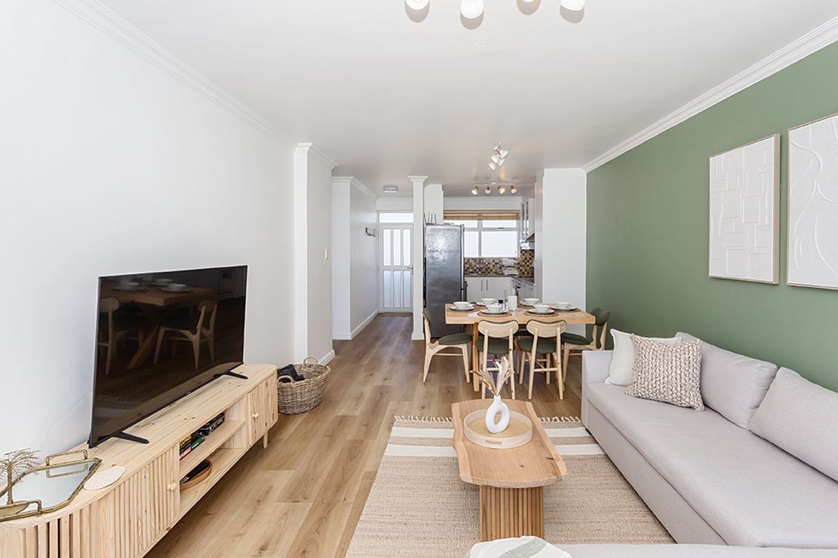 Stunning 2 bedroom high-rise with panoramic ocean & mountain views - Photo 5