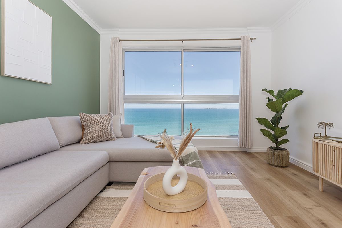 Stunning 2 bedroom high-rise with panoramic ocean & mountain views - Photo 2