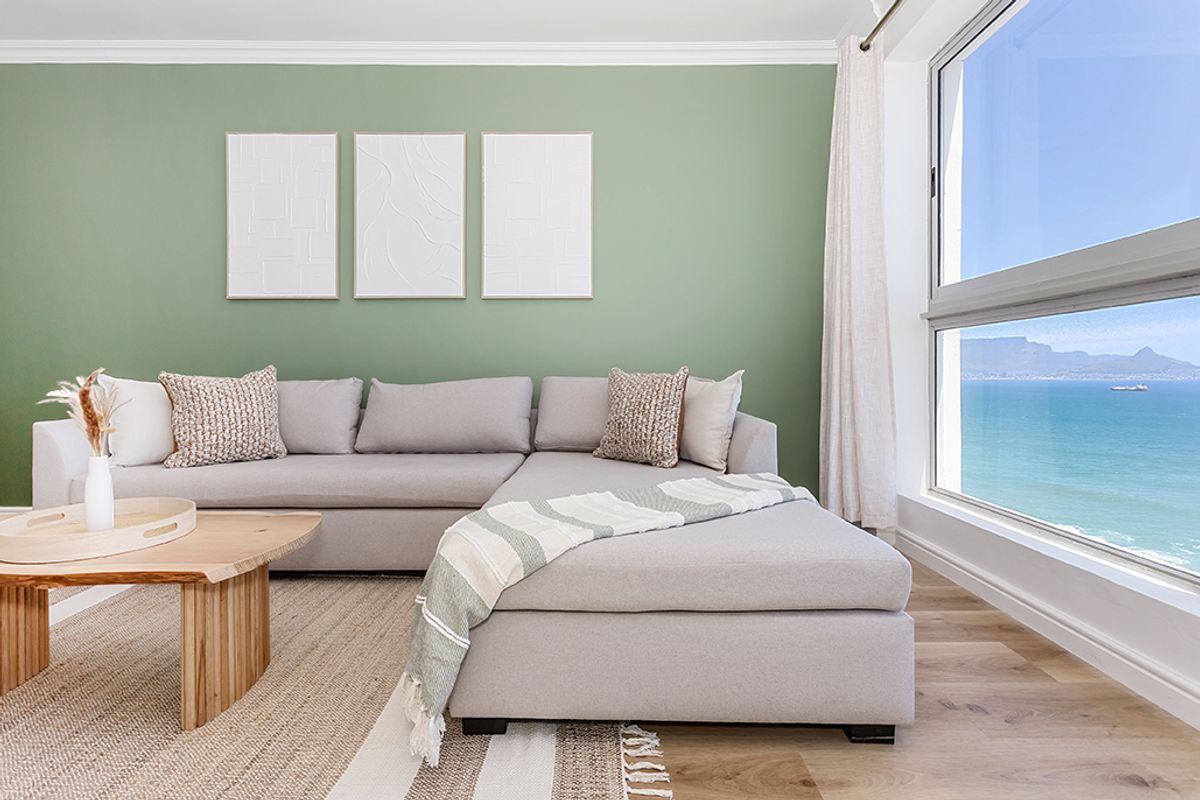 Stunning 2 bedroom high-rise with panoramic ocean & mountain views - Photo 3