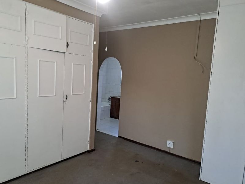 Your Ideal Family Oasis with Pool, Braai Area & Double Garage and 3 flatlets! - Photo 7