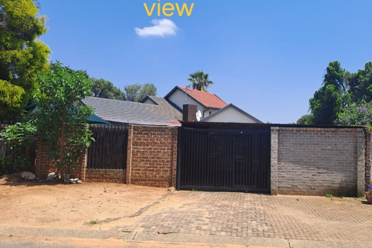 Your Ideal Family Oasis with Pool, Braai Area & Double Garage and 3 flatlets! - Photo 3