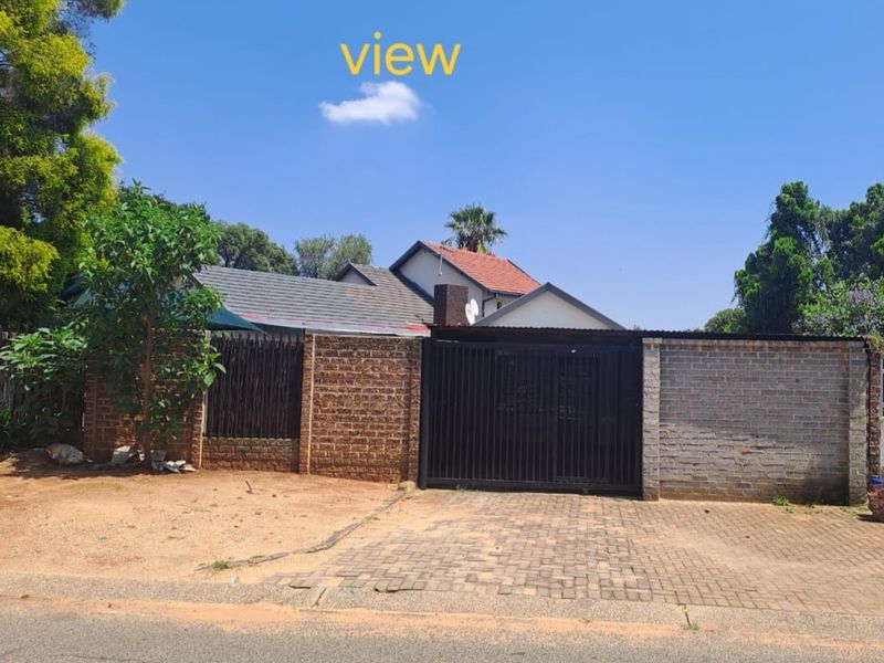 Your Ideal Family Oasis with Pool, Braai Area & Double Garage and 3 flatlets! - Photo 3