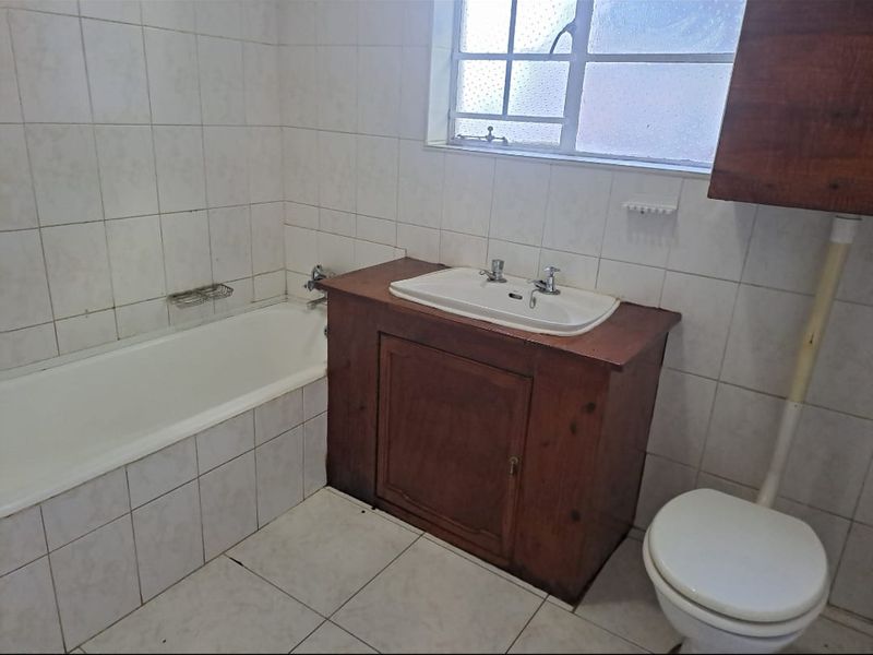 Your Ideal Family Oasis with Pool, Braai Area & Double Garage and 3 flatlets! - Photo 6
