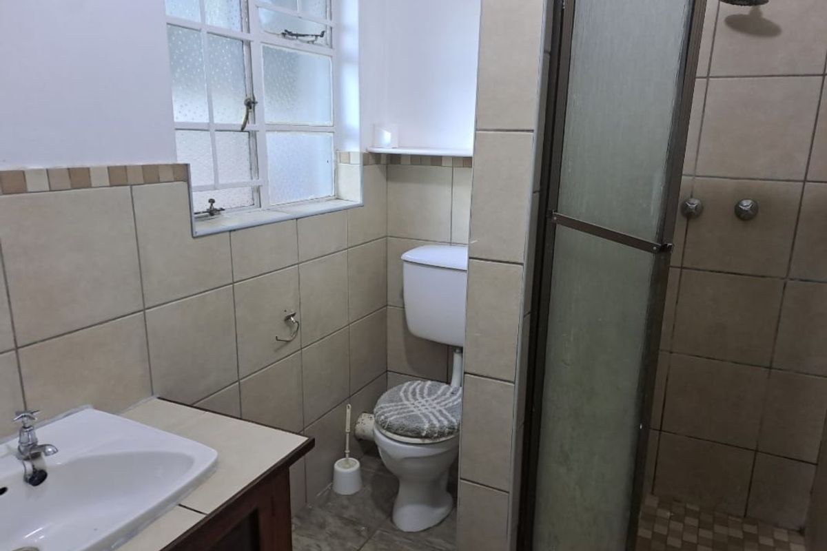 Your Ideal Family Oasis with Pool, Braai Area & Double Garage and 3 flatlets! - Photo 5