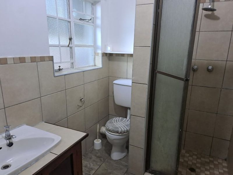 Your Ideal Family Oasis with Pool, Braai Area & Double Garage and 3 flatlets! - Photo 5