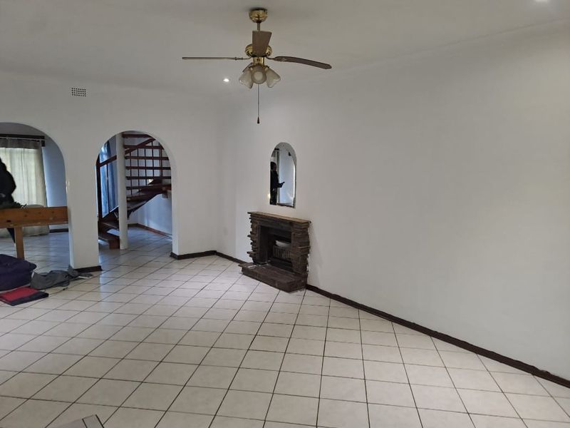 Your Ideal Family Oasis with Pool, Braai Area & Double Garage and 3 flatlets! - Photo 10