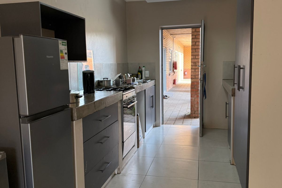 Apartment Rental Monthly In Witbank - Photo 2