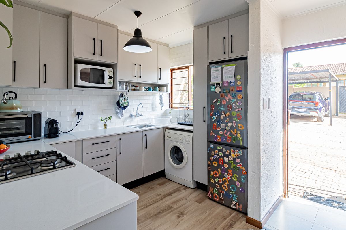 2 Bedroom Townhouse in Fairland - Photo 2