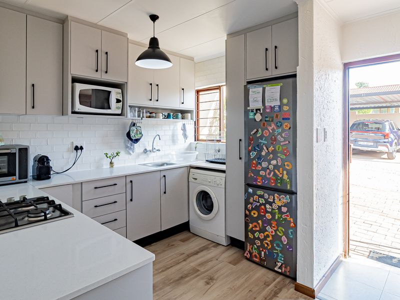 2 Bedroom Townhouse in Fairland - Photo 2